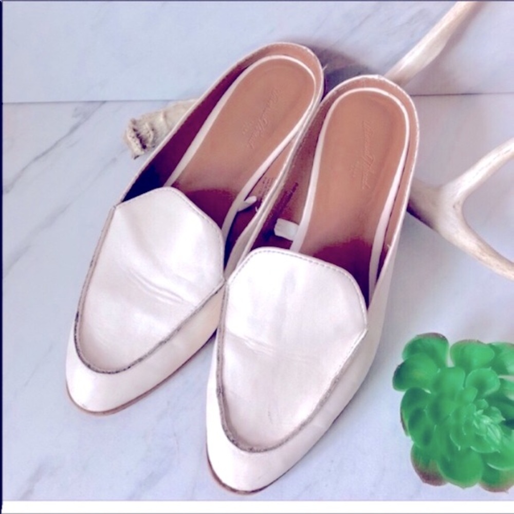 Universal Thread White Leather Look Minimalist Bo… - image 2